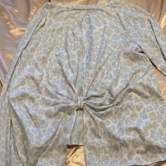 Altar’d state long sleeve leopard work out shirt - Picture 4 of 4